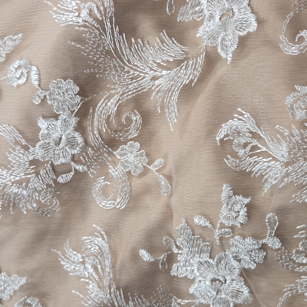 Elegant Lace Wedding Dress in Cream - Picture 2 of 9
